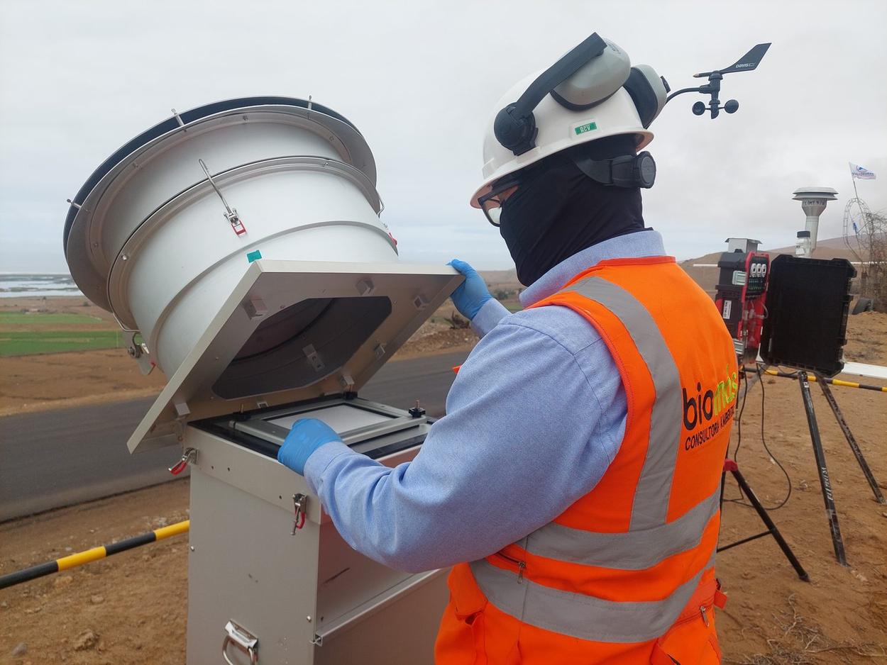 Técnico de Biomás cambiando el filtro de un equipo PM10 en campo